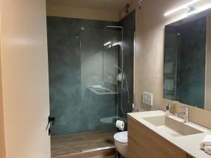 Vonios kambarys apgyvendinimo įstaigoje FRAMES Relax