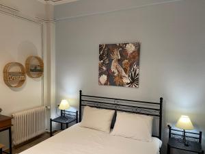- une chambre dotée d'un lit avec une photo sur le mur dans l'établissement my Green Villa, à Zakharo
