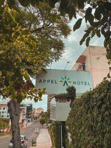 un panneau indiquant un hôtel apel dans une rue dans l'établissement Hotel Appel, à Santa Maria