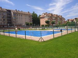 une clôture autour d'une piscine dans une ville dans l'établissement Alquiler piso verano/invierno, à Jaca