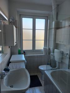 グラーツにあるAppartement St. Leonhardのバスルーム(洗面台、トイレ、バスタブ付)