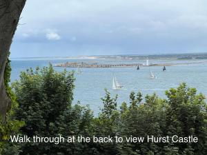 uma vista para uma massa de água com barcos à vela em VALLEY VIEW self-catering coastal bungalow in rural West Wight em Freshwater