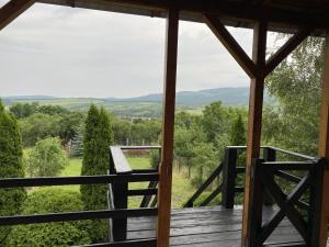 desde el porche de una cabaña con vistas en Virág Apartman, en Felsőtárkány