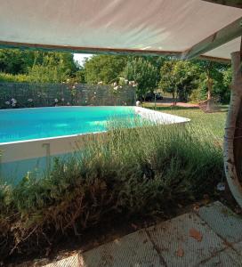 Cette tente offre une vue sur la piscine. dans l'établissement IL NIDO, à Certaldo
