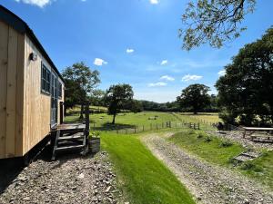 uma vista para uma quinta do lado de um edifício em Oakies Farm Stays em Llandovery