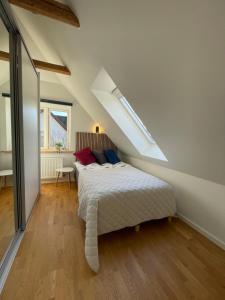 um quarto branco com uma cama e uma janela em Jelling em Jelling