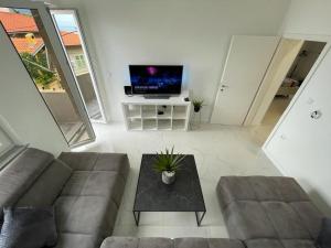 Televízia a/alebo spoločenská miestnosť v ubytovaní Luxury Apartment Dalia Rijeka