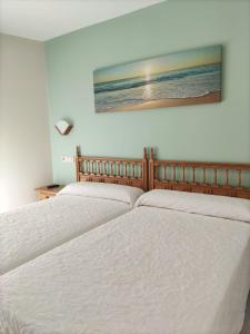 dos camas sentadas una al lado de la otra en un dormitorio en Hotel Bonaire, en A Revolta