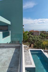 - Vistas a una casa con piscina en Villa Gonates, en Limenaria