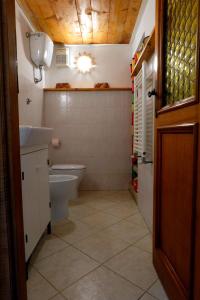 ローマにあるTermini Loftのバスルーム(トイレ、洗面台付)