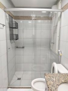 a bathroom with a shower with a toilet and a sink at L316 LA Apartamento aconchegante resort à beira lago in Brasilia
