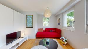 Televiisor ja/või meelelahutuskeskus majutusasutuses Spacious studio in a quiet area of Sierre