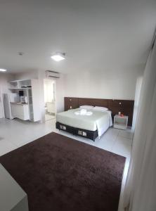 - une chambre avec un lit et une chambre avec un tapis dans l'établissement V1502 Apart área central com vista para esplanada, à Brasilia