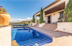 una piscina frente a una casa en Casa La Rosa, en Iznájar