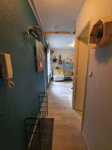 un pasillo con una escalera que conduce a una sala de estar en Superbe Studio en plein cœur de Luchon en Luchon