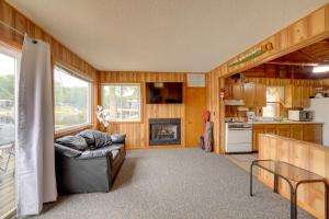 een woonkamer met een bank en een keuken bij Lake Vacation Rental with Deck and Gas Grill! in Lake