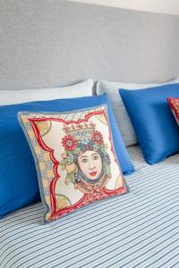 una almohada con una foto de una mujer en una cama en Zagara e Sirene, en Amalfi