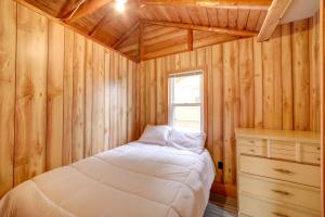 een kleine slaapkamer met een bed en een raam bij Lake Vacation Rental with Deck and Gas Grill! in Lake