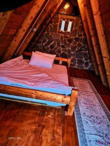 Postel nebo postele na pokoji v ubytování Doğa ve huzur dolu bungalov