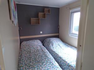 Łóżko lub łóżka w pokoju w obiekcie Mobil Home Les salins de la gardiole