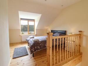 ein Schlafzimmer mit einem Bett und einer Treppe in der Unterkunft Old Cart House in Oswestry