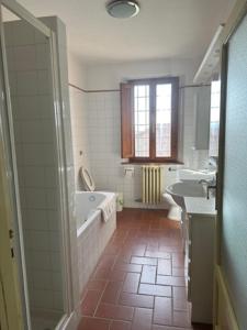 y baño con bañera, 2 lavabos y bañera. en Agriturismo Poggio Repenti en Corsano