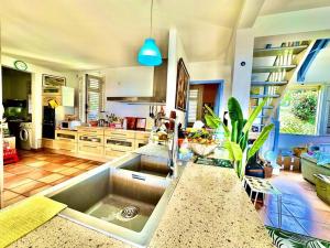 Зона вітальні в VILLA PASKEDRA