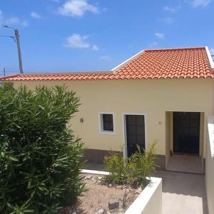 una pequeña casa amarilla con techo rojo en Casa Yucca - Porto Santo Island en Porto Santo