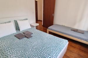 sypialnia z 2 łóżkami i łóżkiem z 2 brązami w obiekcie Casa Yucca - Porto Santo Island w mieście Porto Santo
