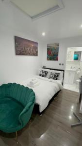 曼徹斯特的住宿－Dynasty Lodge，一间卧室配有一张大床和一张绿色沙发