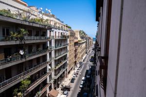 Blick auf eine Stadtstraße von einem Gebäude in der Unterkunft MiParia 154 HOME HOLIDAY in Palermo