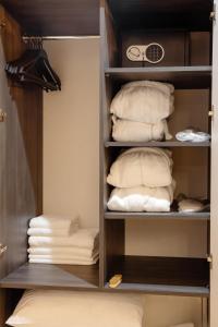 un armario lleno de almohadas y toallas en Budz Карпати, en Bukovel