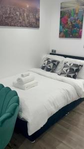 מיטה או מיטות בחדר ב-Dynasty Lodge