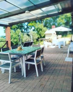 a green table and chairs on a patio at DaVi' casa vacanze. Un sogno immerso nel verde ! in Montepagano