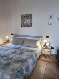 a bedroom with a bed and two tables with lamps at DaVi' casa vacanze. Un sogno immerso nel verde ! in Montepagano
