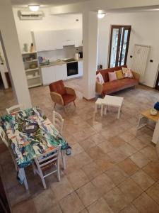 a kitchen and living room with a table and chairs at DaVi' casa vacanze. Un sogno immerso nel verde ! in Montepagano