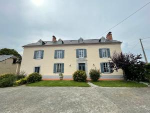 a large white house with a driveway at Maison Miqueu 6ch-3sdb 4/15 pers-Pau-Lourdes in Andoins