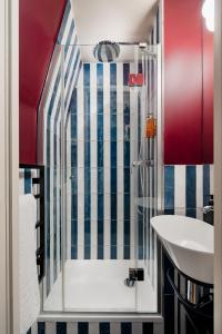 y baño con ducha y lavamanos. en Edgar Suites Montmartre - Paul Albert, en París