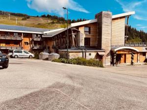 an empty parking lot in front of a building at Duplex « les 7 Marmottes », Les Balcons de Recoin in Chamrousse
