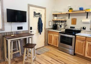een keuken met een fornuis en een aanrecht bij Laurel Haven a Modern Cabin Retreat near Gatlinburg in Cosby