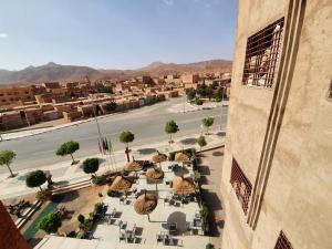 vista de uma cidade a partir de um edifício em Hotel Achark em Bou Arfa
