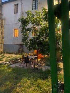 una casa con una mesa frente a un edificio en Casona de la Ribeira Sacra en Pobra do Brollón