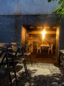 un patio con mesa y sillas en una cueva en Casona de la Ribeira Sacra en Pobra do Brollón