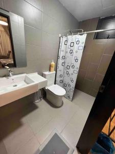 een badkamer met een wastafel, een toilet en een spiegel bij Bliss Cool Home 2Rooms 4Pax 1CarPark 24H7D Easy Self Access in Kuala Lumpur