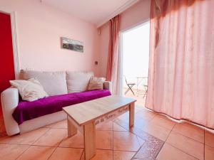 アロナにあるOne bedroom apartment in Las Americas LA103の紫色のソファとテーブル付きのリビングルーム