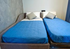 Dos camas una al lado de la otra en una habitación. en Como per Voi-Tre minuti dal lago, en Como