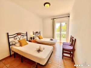 sypialnia z 2 łóżkami i oknem w obiekcie VH CostaBlanca - PUMBA w mieście Calpe