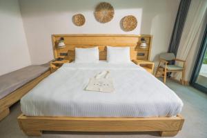 1 dormitorio con 1 cama grande y edredón blanco en The Pearl Ölüdeniz, en Ölüdeniz