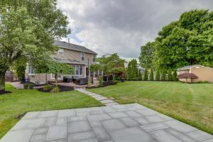 Κήπος έξω από το Spacious and Bright Lumberton Home with Backyard!