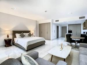 - une chambre avec un lit et un salon dans l'établissement Key View - Murjan 2, JBR, à Dubaï